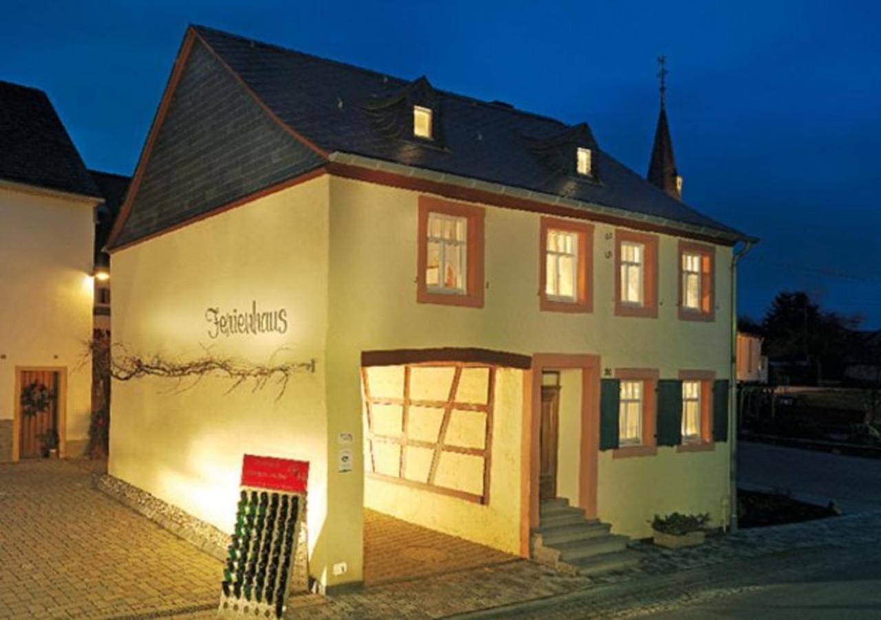 Altes Winzerhaus - Ferienhaus Burgen  エクステリア 写真